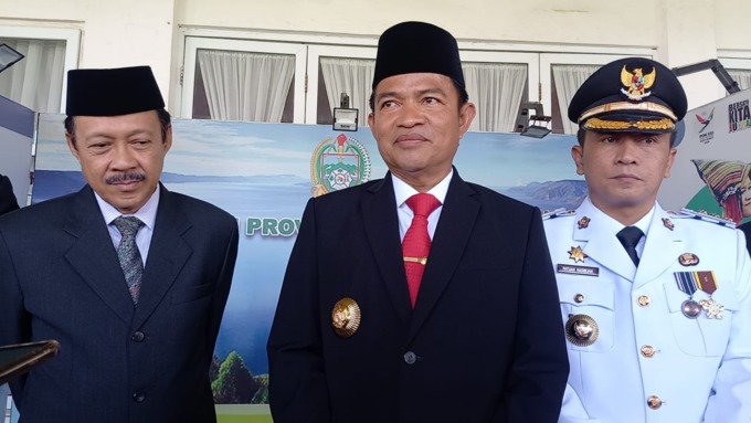 KETERANGAN: Pj Gubsu, Hassanudin didampingi Pj Bupati Paluta, Patuan Rahmat Syukur P Hasibuan saat memberikan keterangan pers.(BAGUS SYAHPUTRA/SUMUT POS)