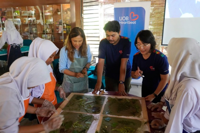 Ketua Yayasan Socfindo Conservation, Luluk Williams (kiri) bersama Pemenang Bronze UOB Painting of the Year 2022 Kategori Profesional Adi Sundoro (tengah) dan Community Stewardship Head, UOB Indonesia Lorraine Armilla (kanan) saat Workshop Botanical Cynot