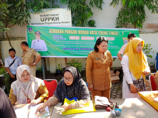 GARAKAN PANGAN: Kadis Ketahanan Pangan dan Pertanian Kota Tebingtinggi Marimbun Marpaung bersama Kapolsek Padang Hulu Iptu M Samosir memantau pelaksanaan gerakan pangan murah.