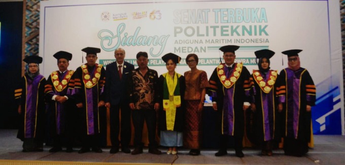 TERBAIK: Ketua Pembina Yay YPM Yuris Danilwan SE MSi PhD (4 kiri) bersama senat dan lulusan terbaik Politeknik AMI Medan.DEDDI MULIA PURBA/SUMUT POS.