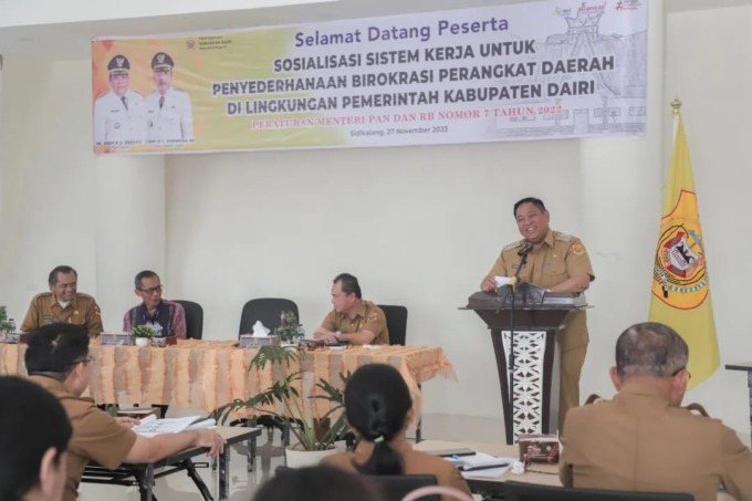 SAMBUTAN: Bupati Dairi, Eddy KA Berutu sampaikan sambutan dalam pembukaan sosialisasi penyederhanaan birokrasi.Istimewa.