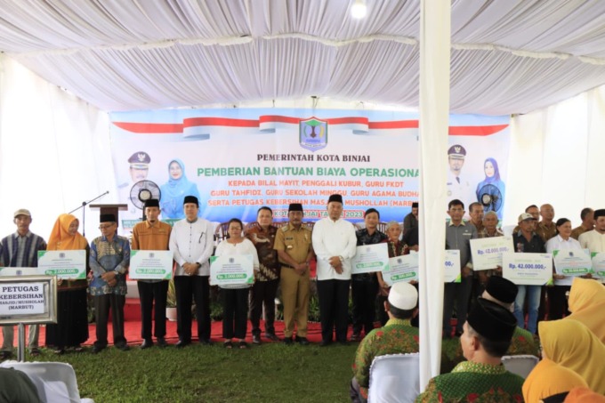 BERSAMA: Wali Kota Binjai, Amir Hamzah foto bersama usai memberikan bantuan biaya operasional.Istimewa/Sumut Pos.