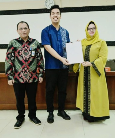 TERMUDA: Prof Dr Yasmirah Mandasari Saragih MH (kanan) saat menerima SK guru besar dari kepala Sekretariat Unpab disaksikan kepala LLDikti Sumut.ISTIMEWA.
