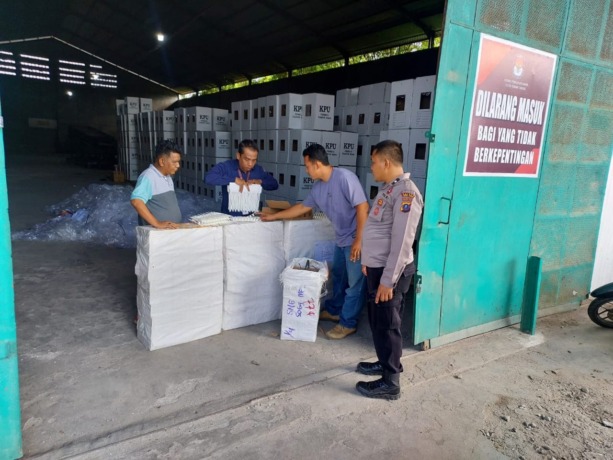 AMANKAN: Anggota KPU Kota Tebingtinggi dan Personel Polres Tebingtinggi melakukan pengamanan kedatangan logistik pemilu ke Gudang KPU Jalan Imam Bonjol Kota Tebingtinggi.