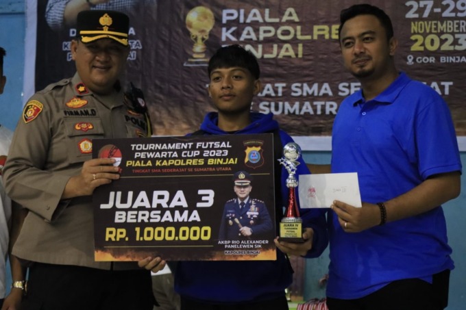 SALAM: Wakil Wali Kota Binjai, Rizky Yunanda Sitepu saat menyalami kedua tim yang berlaga dalam babak final Turnamen Futsal Pewarta yang memperebutkan Piala Kapolres Binjai, AKBP Rio Alexander Panelewen.Istimewa/Sumut Pos.