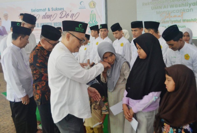 SANTUNAN: Rektor UMN Al-Washliyah Dr H Firmansyah MSi menyerahkan santunan memperingati 93 tahun Al-Jam