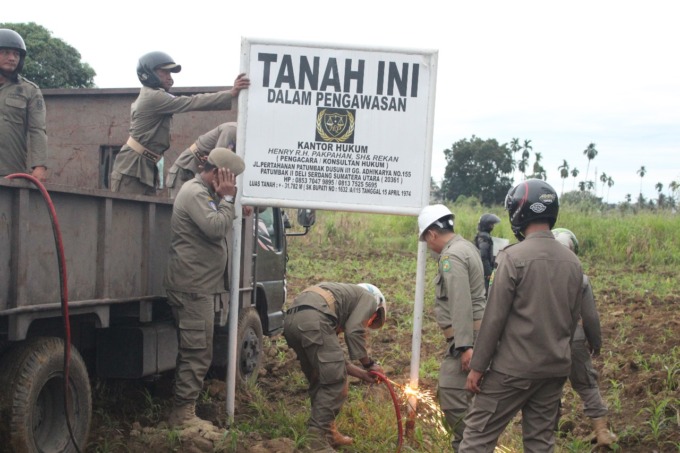 TERTIBKAN: Tim gabungan Pemko Medan melakukan penertiban bangunan yang berdiri di atas lahan yang merupakan aset milik Pemko Medan di Kelurahan  Tanjung Selamat, Kecamatan Medan Tuntungan, Kamis (8/11/2023). 