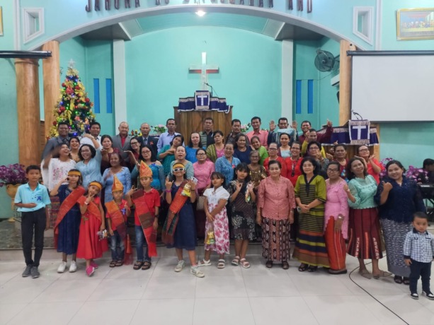 FOTO BERSAMA: Pengurus BPH dan Anggota  Pungguan Raja Silahisabungan Limapuluh, Boru, Bere dan Ibebere saat  Perayaan Natal Pungguan Silahisabungan Limapuluh,  di Gereja HKBP Maranatha Limapuluh, Sabtu(9/12). Foto/Liberti H Haloho.