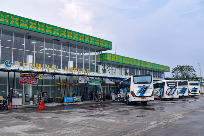 ANGKUTAN NATARU:   Sejumlah bus antar kota dalam provinsi (AKDP) terparkir di Terminal Amplas, Jalan Panglima Denai, Medan Amplas, Minggu (17/12). Dishub Sumut memprediksi Arus mudik Nataru 2023-2024 di Sumut naik dari tahun lalu.