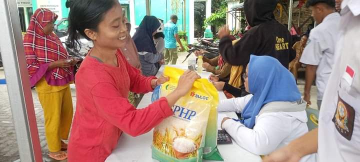 Istimewa RAMAI: Masyarakat Kecamatan Bajenis Kota Tebingtinggi, saat antre untuk mendapatkan beras di Gerakan Pasar Murah tahun 2023.