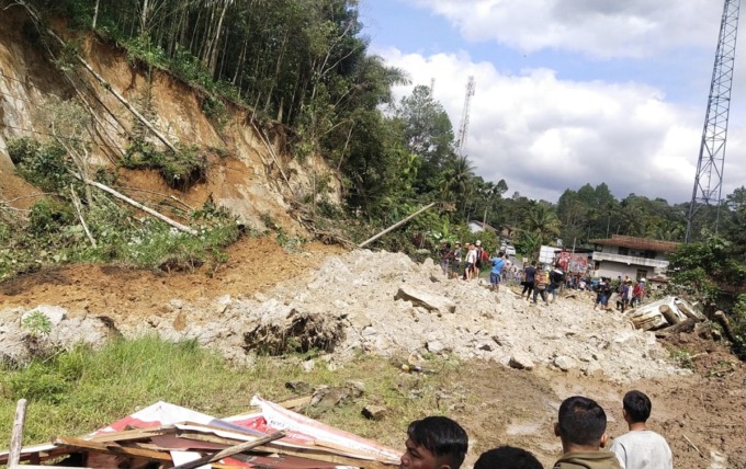 LONGSOR: Jalan Lintas Sumatera (Jalinsum) Pahae-Sipirok di Dusun Aek Sitapean, Desa Lontung Dolok, Kecamatan Pahae Julu, Kabupaten Tapanuli Utara (Taput) mengalami longsor, Sabtu (23/12) lalu. Pj Gubsu Hassanudin mengimbau masyarakat untuk berhati-hati sa