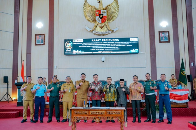 FOTO BERSAMA: Wali Kota Medan Bobby Nasution foto bersama Ketua DPRD Kota Medan Hasyim SE, para Wakil Ketua DPRD dan lainnya.