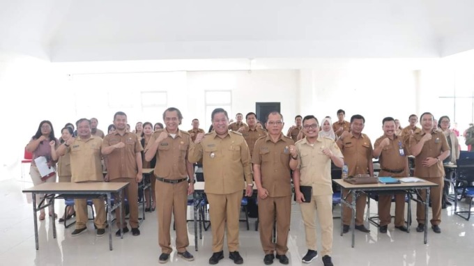 RESMIKAN: Bupati Dairi Eddy Keleng Ate Berutu saat menghadiri Peresmian Penerapan Aplikasi Srikandi untuk Pemkab Dairi di Perpustakaan Dairi, belum lama ini.Istimewa.