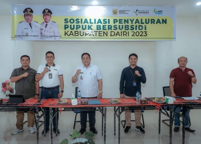 DIABADIKAN: Bupati Dairi Eddy Keleng Ate Berutu, diabadikan bersama saat gelaran Sosialisasi Penyaluran Pupuk Bersubsidi ke Distributor dan Kios Pengecer.