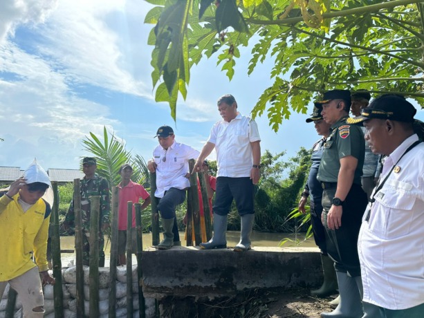 TINJAU: Bupati Deliserdang HM Ali Yusuf Siregar bersama Dandim 0204 DS Letkol CZI Yoga Febrianto meninjau tanggul yang jebol diterjang banjir. batara/SUMUT POS.
