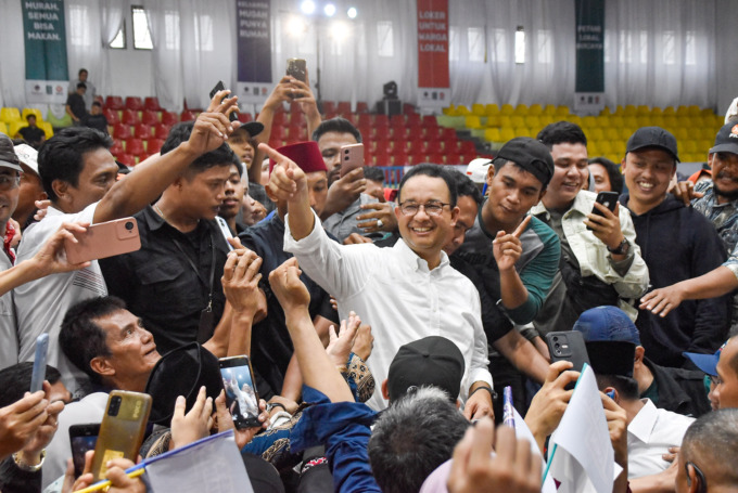 Calon Presiden Anies Baswedan berfoto bersama para relawannya di GOR Pancing Jalan Willem Iskandar Deli Serdang, Minggu (3/12/2023).
