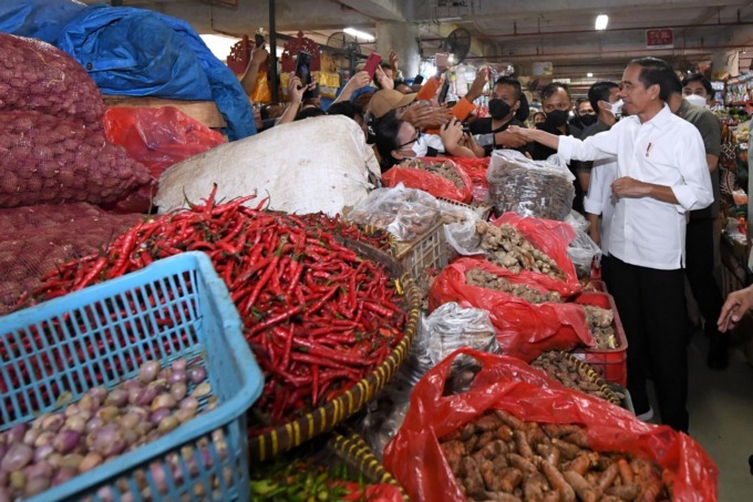 SETPRES PASAR: Presiden Jokowi mengunjungi salah satu pasar, beberapa waktu lalu. Kemendag akan mengintensifkan pemantauan ketersediaan dan stabilisasi harga bahan pokok jelang Nataru.