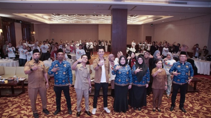FOTO BERSAMA: Sekretaris Dinas Pariwisata Vianti Dewi Nasution, sejumlah narasumber dan peserta konten kreator, foto bersama.