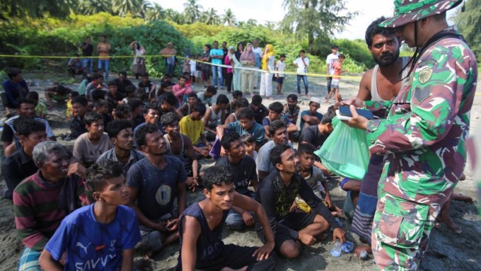 DATA: Petugas TNI sedang melakukan pendataan pengungsi Rohingya yang datang ke Aceh Timur, beberapa waktu lalu.