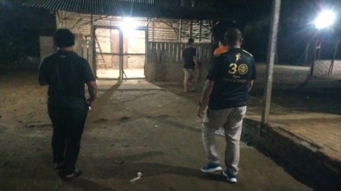 CEK LOKASI: Kapolsek Patumbak Kompol Faidir Chan dan anggota saat melakukan pemeriksaan di Warung Pak Kulit, Kamis (30/11)malam.