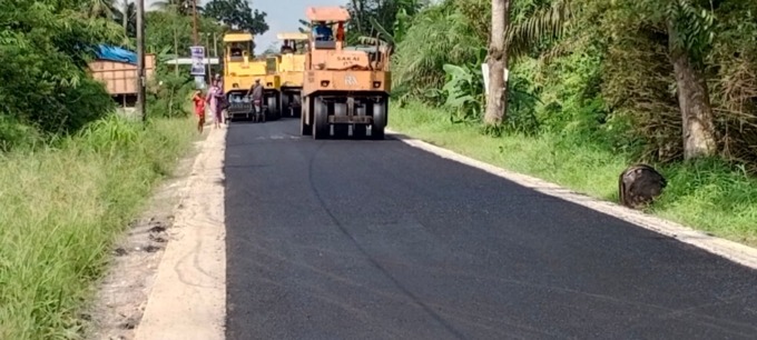 Ruas jalan menuju Kebun Binatang Serdangbedagai dari arah Desa Bengabing, Kecamatan Pegajahan, sedang dilakukan pengaspalan, Jumat (8/12/2023). (Fadly/Sumut Pos)