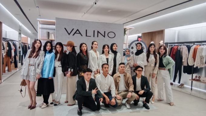 Influencer Medan turut meramaikan pembukaan store Valino di lantai 2 Delipark, Sabtu (9/12).