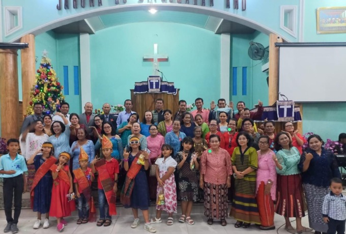 Pengurus BPH dan Anggota  Pungguan Raja Silahisabungan Limapuluh, Boru, Bere dan Ibebere saat  Perayaan Natal Pungguan Silahisabungan Limapuluh,  Sabtu(9/12) di Gereja HKBP Maranatha Limapuluh. (Liberti H Haloho/Sumut Pos)