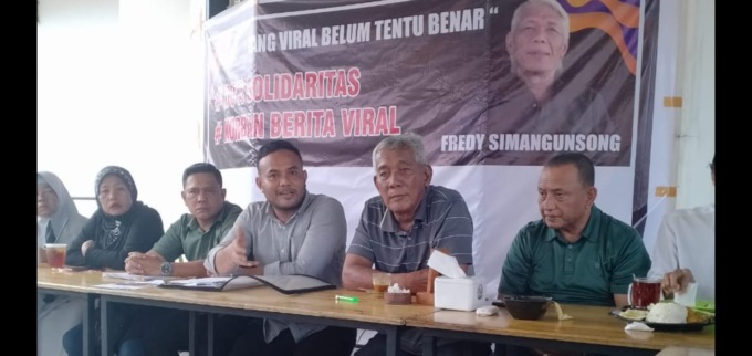 KONFERENSI PERS: Penasihat Hukum FS menilai, dugaan kasus pencabulan yang dilakukan FS terhadap korban berinisial SFS (15) terlalu dipaksakan dalam konferensi pers. (fajar)