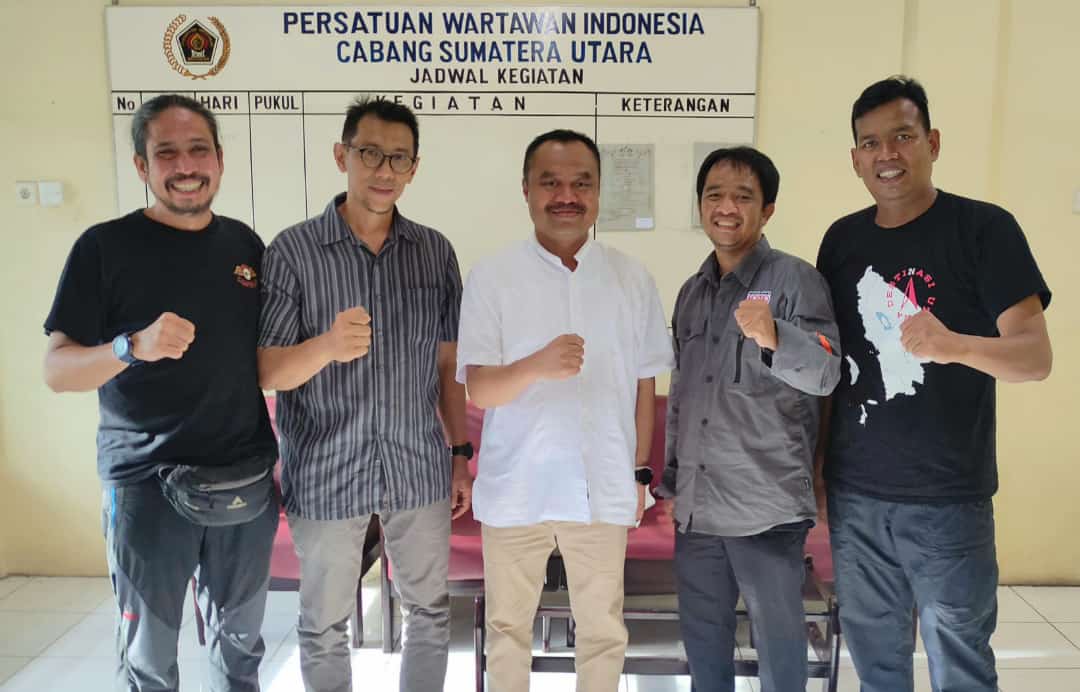 Ketua PWI Sumut H. Farianda Putra Sinik, saat menerima Kedatangan pengurus baru PFI Medan yang baru saja terpilih
