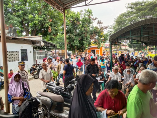 ANTRE: Tampak masyarakat Kecamatan Padang Hulu Kota Tebingtinggi saat antre menunggu giliran ketika mengambil beras bantuan pangan di Kantor Pos Kota Tebingtinggi.
