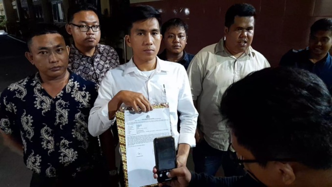 LAPORKAN: Aliansi Advokat Sitop Hoax saat melaporkan 6 mahasiswa Unpri Medan ke Polrestabes. (Ist)