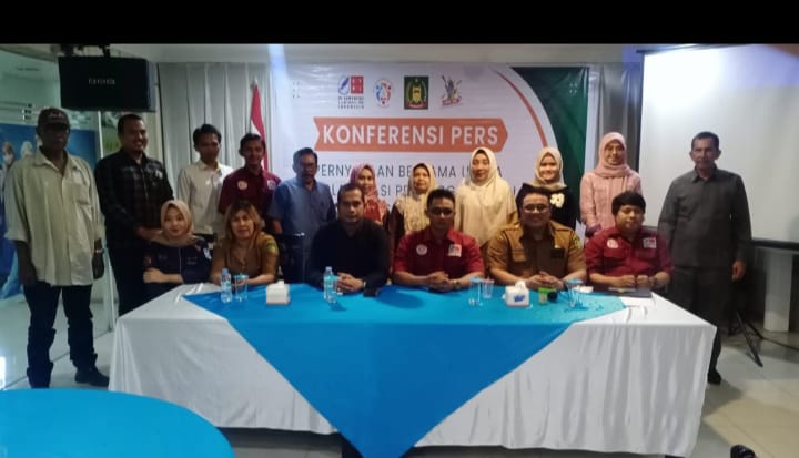 DISKUSI: Para narasumber acara diskusi Penanggulangan Tuberkulosis di Kabupaten Langkat yang diselenggarakan oleh YMMA di Stabat, Senin 18 Desember 2023.