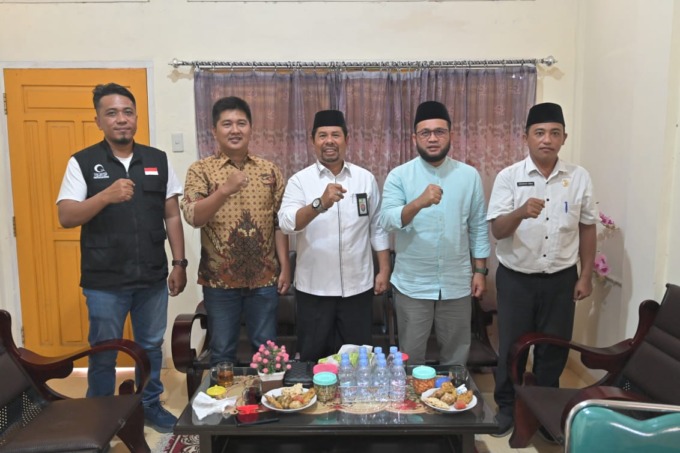 Anggota DPD RI, Ust H Dedi Iskandar Batubara foto bersama Kakan Kemenag Kota Gunungsitoli saat kunjungan kerja ke Kepulauan Nias.(Ist/SUMUT POS)