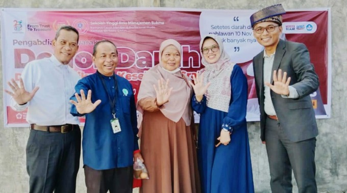 PENGABDIAN: Yan Djuna (kanan) pada pengabdian masyarakat khususnya untuk warga Kelurahan Sitirejo I.ISTIMEWA.