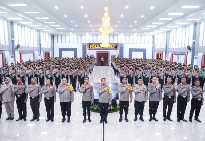 FOTO BERSAMA:  Kapoldasu  Irjen Pol Agung Setya Imam Effendi foto bersama usai memberikan pembekalan, di Aula Tribrata Mapoldasu, Senin (18/12).