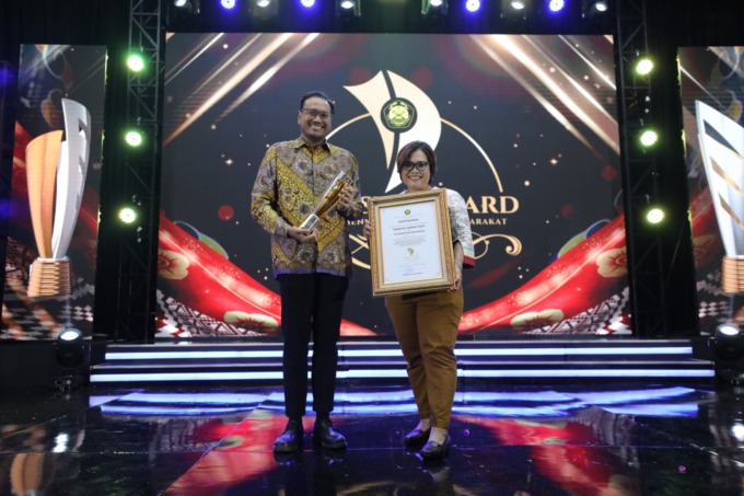 Direktur & Chief Financial Officer PT Agincourt Resources Noviandri Hakim (kiri) dan Manager Community Development PT Agincourt Resources Rohani Simbolon (kanan) berfoto bersama usai Penganugerahan Penghargaan Kinerja PPM/ Tamasya Award 2023 di Jakarta, J