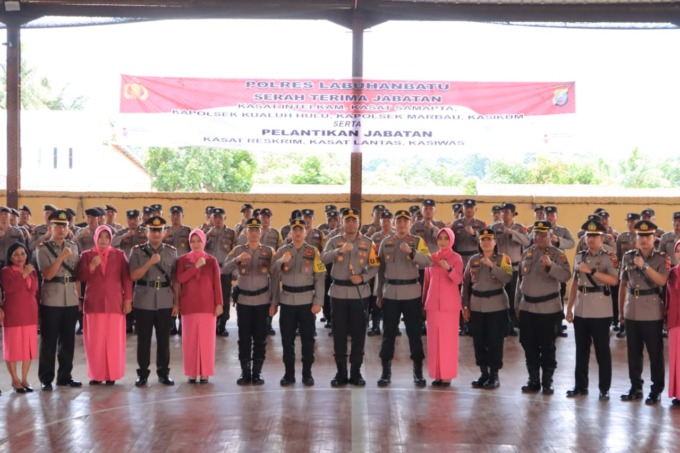 UPACARA: Kapolres Labuhanbatu memimpin upacara serah terima jabatan sejumlah Kasat dan Kapolsek. (fajar)