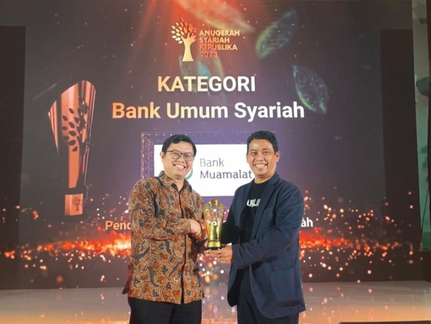 PENGHARGAAN: Direktur Utama PT Bank Muamalat Indonesia Tbk Indra Falatehan (kiri) menerima trophy penghargaan dari Pemimpin Redaksi Republika Elba Damhuri (kanan) sebagai Bank Pendukung Ekosistem Haji dan Umrah Terbaik dalam ajang Anugerah Syariah Republi