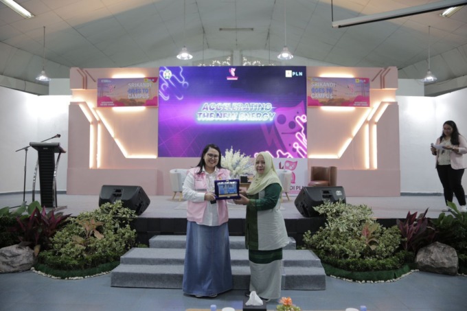 Sari Indah Damayanti, VP Strategi Organisasi (Kiri) menyerahkan plakat kepada Ir. Nismah Panjaitan, S.T., M.T., Ph.D., IPU, Wakil Dekan 3 Fakultas Teknik USU (Kanan)