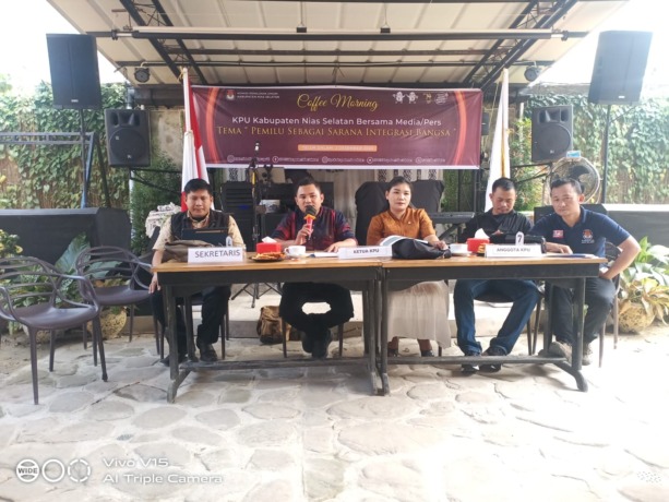 SAMBUTAN: Ketua KPU Kabupaten Nias Selatan, Benimeritus Halawa saat menyampaikan kata sambutan sekaligus membuka acara coffee morning, Sabtu, (2/12/2023).