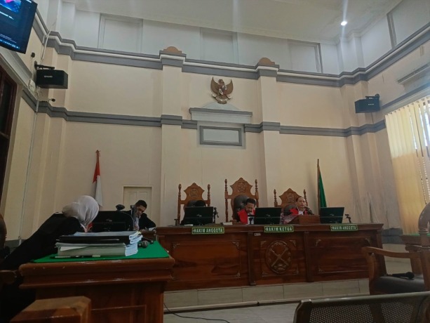 PUTUSAN: Majelis hakim membacakan putusan sela, terhadap eks Bupti Samosir Mangindar Simbolon, terdakwa kasus korupsi, Senin (4/12/2023).