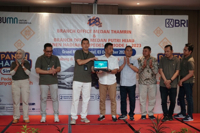 Tim BRI BO Medan Putri Hijau saat memberikan hadiah kepada pemenang. Istimewa/Sumut Pos