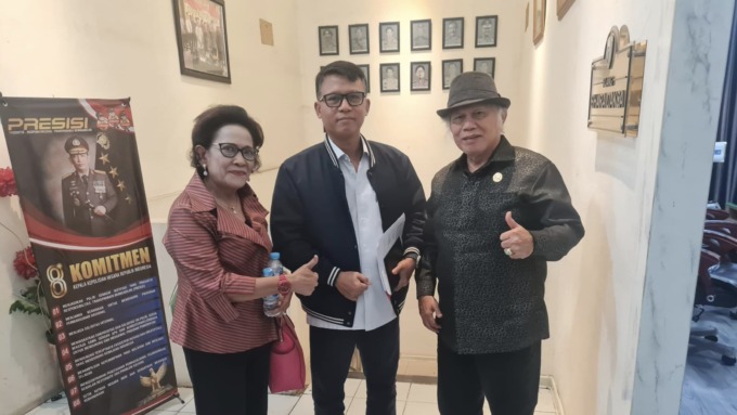 PERKARA: Dr Djonggi Simorangkir (kanan) foto bersama dengan Direktur Reserse Kriminal Umum Polda Sumut, Kombes Sumaryono (tengah) saat menanyakan perkara yang dilaporkannya.Istimewa/Sumut Pos.