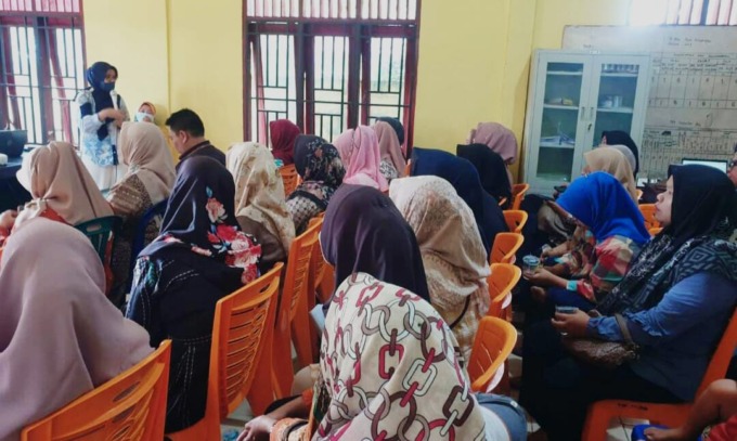 PENYULUHAN: Bd Riska Maulidanita SST MKM memberi penyuluhan di Kelurahan Padangmerbau, Kota Tebingtinggi, Senin (4/12).ISTIMEWA.
