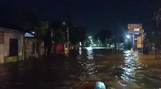 EVAKUASI: BPBD Medan sempat mengevakuasi warga di Tanjungrejo yang rumahnya terendam banjir, Rabu (6/12/2023).