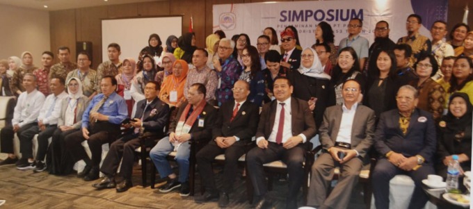 SIMPOSIUM: Ketua ABPPTSI Sumut Prof Dr H Bahdin Nur Tanjung MM bersama pembicara dan peserta Simposium Penjaminan Mutu Pasca Permendikbudristek Nomor 53 Tahun 2023 di Hotel Grand Mercure Medan, Rabu (6/12). (DEDDI MULIA PURBA/SUMUT POS)