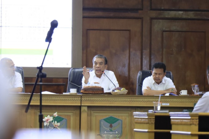 RAKOR: Sekda Binjai, H Irwansyah Nasution (tengah) saat memimpin rakor optimalisasi pemungutan PBB.Istimewa/Sumut Pos.