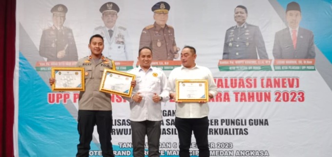 PENGHARGAAN: Kepolisian Resor Labuhanbatu mendapat 2 penghargaan pemberantasan pungutan liar di 2 kabupaten di wilayah hukumnya. kabupaten Labuhanbatu dan Labura. (fajar)