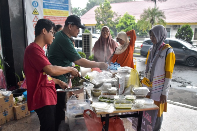 INDOSAT RUN: ‘Iga dan Bakso Mas Didan’ saat melayani pembeli pada acara Indosat Run di Medan, Minggu (5/11/2023) yang lalu. (Juli Ramadhani Rambe/Sumutpos.co)