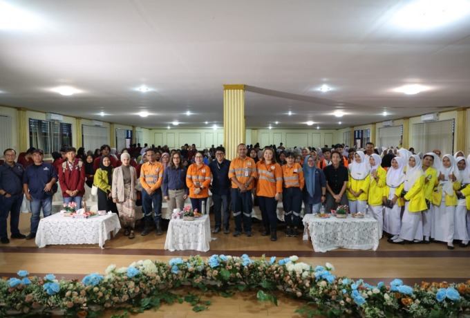 (ke-6 dari kiri) General Manager Operations PT Agincourt Resources, Rahmat Lubis, beserta manajemen berfoto bersama dengan ratusan mahasiswa peserta E-Coaching Jam (ECJ) 2023 Tambang Emas Martabe di Universitas Muhammadiyah Tapanuli Selatan pada Kamis (7/